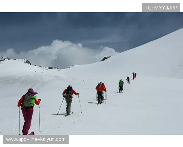 高山滑雪训练营与旅游部门联合打造冬季产品，高山滑雪项目